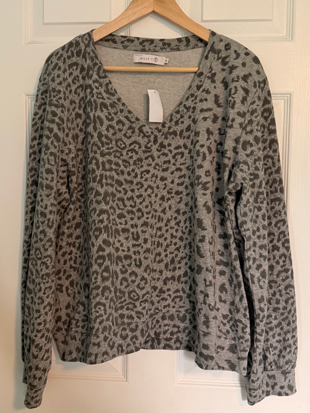 Billy T NWT Grey Leopard Print V-Neck Light Sweatshirt Sweater Size XL